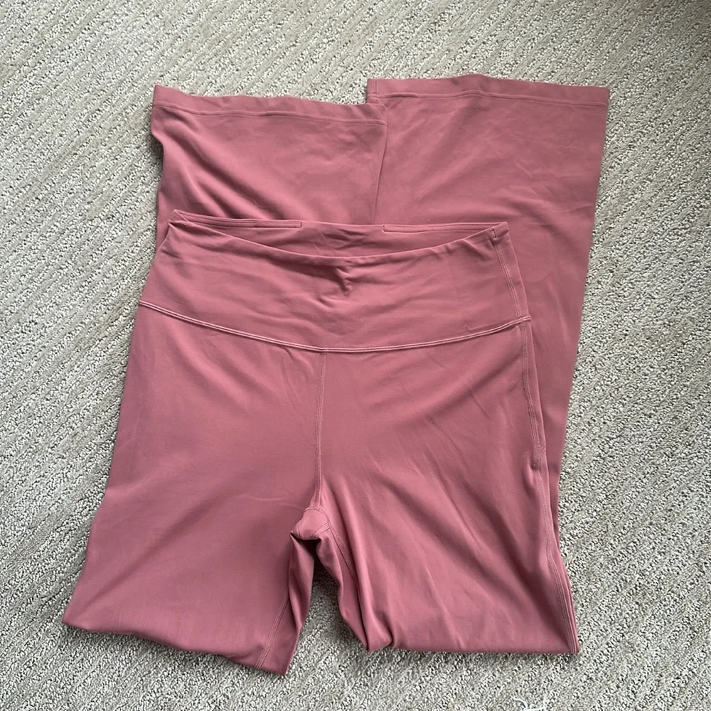 Lululemon Groove Super-High-Rise Flared Pant Nulu
Brier Rose - Picture 4 of 12